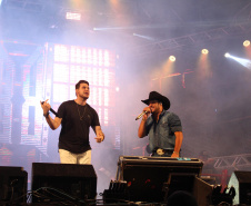 Praias de Matinhos e Pontal lotam durante shows de Leonardo e a dupla Bruno e Barretto