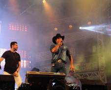 Praias de Matinhos e Pontal lotam durante shows de Leonardo e a dupla Bruno e Barretto