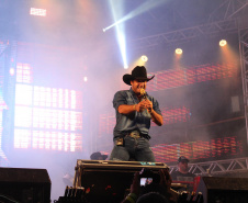 Praias de Matinhos e Pontal lotam durante shows de Leonardo e a dupla Bruno e Barretto