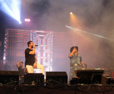 Praias de Matinhos e Pontal lotam durante shows de Leonardo e a dupla Bruno e Barretto