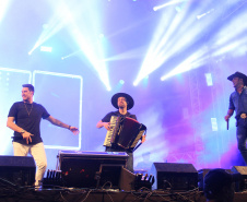 Praias de Matinhos e Pontal lotam durante shows de Leonardo e a dupla Bruno e Barretto