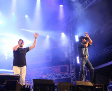 Praias de Matinhos e Pontal lotam durante shows de Leonardo e a dupla Bruno e Barretto