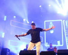 Praias de Matinhos e Pontal lotam durante shows de Leonardo e a dupla Bruno e Barretto