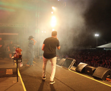 Praias de Matinhos e Pontal lotam durante shows de Leonardo e a dupla Bruno e Barretto