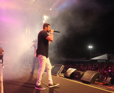 Praias de Matinhos e Pontal lotam durante shows de Leonardo e a dupla Bruno e Barretto