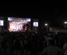 Praias de Matinhos e Pontal lotam durante shows de Leonardo e a dupla Bruno e Barretto