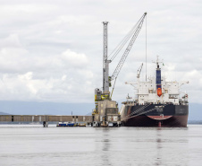 Maior volume de fertilizante é descarregado de um único navio no Porto de Paranaguá
