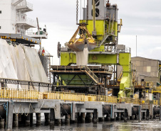 Maior volume de fertilizante é descarregado de um único navio no Porto de Paranaguá