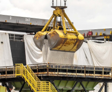 Maior volume de fertilizante é descarregado de um único navio no Porto de Paranaguá