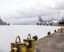 Embarcações da esquadra da Marinha atracam no Porto de Paranaguá