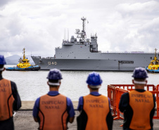 Embarcações da esquadra da Marinha atracam no Porto de Paranaguá