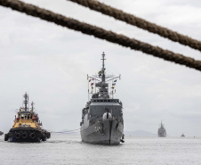 Embarcações da esquadra da Marinha atracam no Porto de Paranaguá