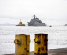 Embarcações da esquadra da Marinha atracam no Porto de Paranaguá