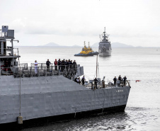 Embarcações da esquadra da Marinha atracam no Porto de Paranaguá