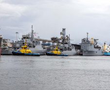 Embarcações da esquadra da Marinha atracam no Porto de Paranaguá