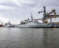 Embarcações da esquadra da Marinha atracam no Porto de Paranaguá