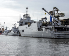 Embarcações da esquadra da Marinha atracam no Porto de Paranaguá