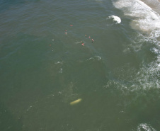 Corpo de Bombeiros salva 15 pessoas após naufrágio de embarcação na Ilha do Mel