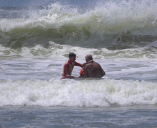 Corpo de Bombeiros salva 15 pessoas após naufrágio de embarcação na Ilha do Mel