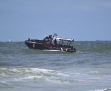 Corpo de Bombeiros salva 15 pessoas após naufrágio de embarcação na Ilha do Mel