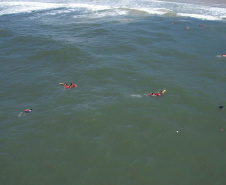 Corpo de Bombeiros salva 15 pessoas após naufrágio de embarcação na Ilha do Mel