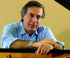  40ª Oficina de Música de Curitiba começa com o brilho do pianista Arnaldo Cohen no Teatro Guaíra