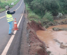 Cheia de rio atinge rodovia entre Douradina e Ivaté; DER/PR monitora situação