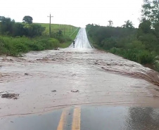 Cheia de rio atinge rodovia entre Douradina e Ivaté; DER/PR monitora situação