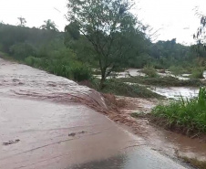 Cheia de rio atinge rodovia entre Douradina e Ivaté; DER/PR monitora situação