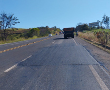 Rodovia estadual de Mandaguari recebe serviços de conservação, pintura e roçada