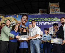 O governador Carlos Massa Ratinho Junior entregou nesta terça-feira (31) uma remessa de 77.300 equipamentos de informática que serão distribuídos pela Secretaria de Estado da Educação (Seed) às escolas da rede estadual de ensino.