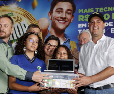 O governador Carlos Massa Ratinho Junior entregou nesta terça-feira (31) uma remessa de 77.300 equipamentos de informática que serão distribuídos pela Secretaria de Estado da Educação (Seed) às escolas da rede estadual de ensino.