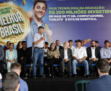 O governador Carlos Massa Ratinho Junior entregou nesta terça-feira (31) uma remessa de 77.300 equipamentos de informática que serão distribuídos pela Secretaria de Estado da Educação (Seed) às escolas da rede estadual de ensino.