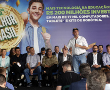 O governador Carlos Massa Ratinho Junior entregou nesta terça-feira (31) uma remessa de 77.300 equipamentos de informática que serão distribuídos pela Secretaria de Estado da Educação (Seed) às escolas da rede estadual de ensino.