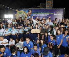 O governador Carlos Massa Ratinho Junior entregou nesta terça-feira (31) uma remessa de 77.300 equipamentos de informática que serão distribuídos pela Secretaria de Estado da Educação (Seed) às escolas da rede estadual de ensino.