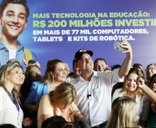 O governador Carlos Massa Ratinho Junior entregou nesta terça-feira (31) uma remessa de 77.300 equipamentos de informática que serão distribuídos pela Secretaria de Estado da Educação (Seed) às escolas da rede estadual de ensino.