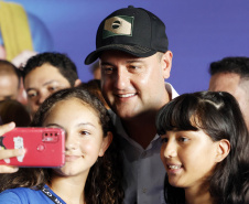 O governador Carlos Massa Ratinho Junior entregou nesta terça-feira (31) uma remessa de 77.300 equipamentos de informática que serão distribuídos pela Secretaria de Estado da Educação (Seed) às escolas da rede estadual de ensino.