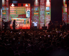 Praias de Matinhos e Pontal lotam durante shows de Leonardo e da dupla Bruno & Barretto