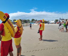 Corpo de Bombeiros inicia o curso Surf-Salva durante o Verão Maior Paraná