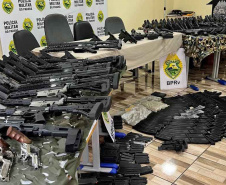 Polícia Militar apreende dois caminhões com 160 armas em Iporã e Perobal