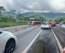 DER-PR retira guindaste da BR-277 para melhorar tráfego neste final de semana