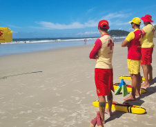 Corpo de Bombeiros foca na prevenção para reduzir ocorrências na Ilha do Mel durante o Verão Maior Paraná