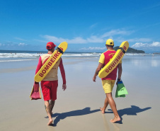 Corpo de Bombeiros foca na prevenção para reduzir ocorrências na Ilha do Mel durante o Verão Maior Paraná