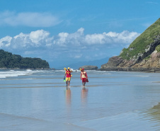 Corpo de Bombeiros foca na prevenção para reduzir ocorrências na Ilha do Mel durante o Verão Maior Paraná