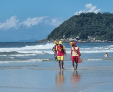 Corpo de Bombeiros foca na prevenção para reduzir ocorrências na Ilha do Mel durante o Verão Maior Paraná