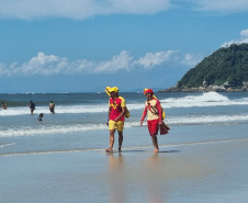 Corpo de Bombeiros foca na prevenção para reduzir ocorrências na Ilha do Mel durante o Verão Maior Paraná