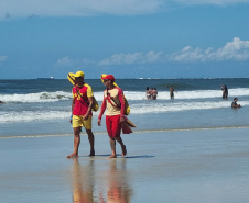 Corpo de Bombeiros foca na prevenção para reduzir ocorrências na Ilha do Mel durante o Verão Maior Paraná