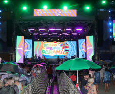 Em clima de pré-Carnaval, Ara Ketu e Sempre Tem espantam a chuva e animam o Litoral