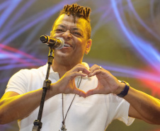 Em clima de pré-Carnaval, Ara Ketu e Sempre Tem espantam a chuva e animam o Litoral