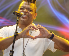 Em clima de pré-Carnaval, Ara Ketu e Sempre Tem espantam a chuva e animam o Litoral
